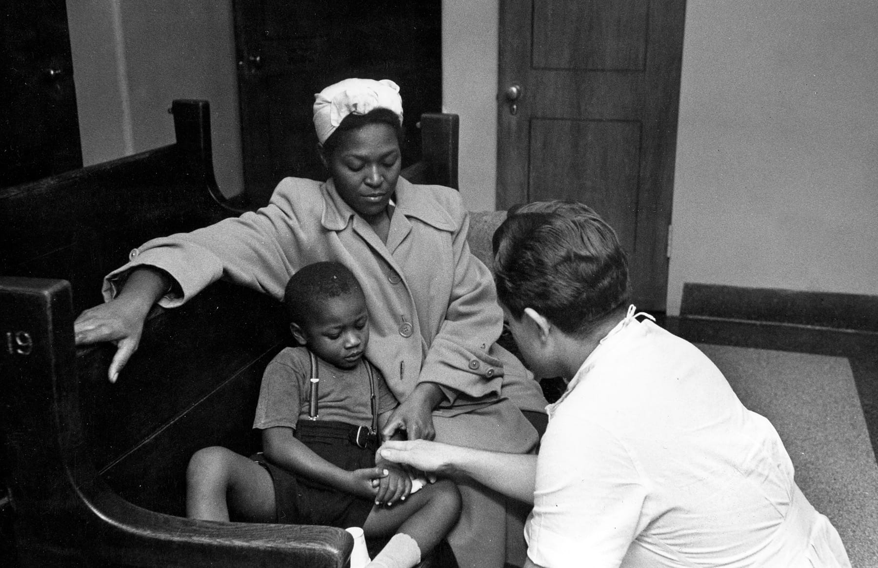 1951 Lee Bass talks to patient and mother