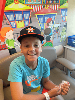 Porter wearing a Nike shirt and wearing a black baseball hat