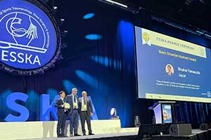 Shohei Yamauchi receiving ESSKA award