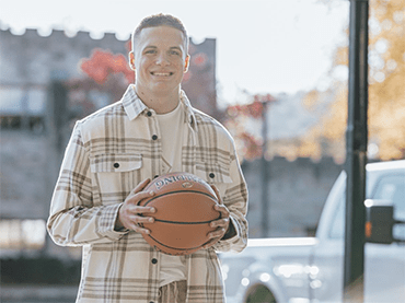 A sports injury left Damon with ACL and meniscus tears. After surgery and rehabilitation, he returned to play, and he achieved 1,000 career points. Read more.